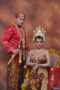 Keduanya terlihat berpose mengenakan baju pengantin. (dok. Ratu Wedding)