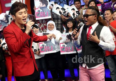 Saat Sule Duet dengan Penyanyi Korea