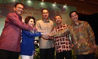 Dirjen Pengembangan Ekspor Nasional Kemendag Gusmardi Bustami, Ketua Umum IWAPI Dyah Anita Prihapsari, Menteri Perdagangan Gita Wirjawan dan Ketua ASEI Zafril Razief Amir dan Direktur Utama Bank Mandiri Zulkifli Zaini berbincang usai penandatanganan perjanjian kerjasama pengembangan ekspor ke pasar tradisional dan non-tradisional di Jakarta.