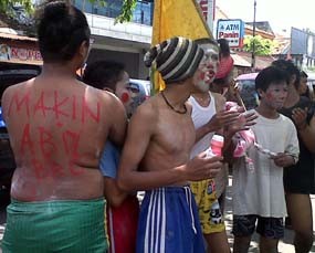 Belasan Badut Gembosi Mobdin Anggota DPRD Lamongan