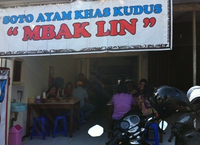 Ayo, Nyoto di Warung Soto Kudus Mbak Lin