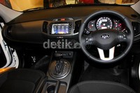Interior All New Sportage EX. Dengan berbagai kelebihan fitur yang dimilikinya, serta fasilitas entertainment yang lengkap membuat All New Sportage Platinum cocok diigunakan sebagai kendaraan level top management, direktur, profesional, pengusaha, maupun individu yang sangat menikmati sensasi berkendara SUV.