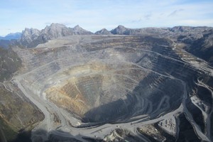 Kawah Raksasa Buatan Manusia di Papua