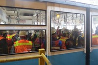Kereta gantung ini adalah buatan Swiss tahun 1989. Kereta bisa menampung sampai 100 orang pekerja tambang PT Freeport (Fitraya/detikTravel)