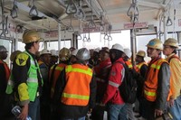 Para pekerja tambang bersiap turun di terminal tujuan. Kereta gantung ini bekerja terus-terusan untuk mengangkut mereka naik turun (Fitraya/detikTravel)