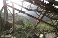 Konstruksi jalur kereta gantung, tampak kokoh dan tegak menjulang. Kereta gantung ini menjadi alat angkut utama di medan yang sulit di Grasberg (Fitraya/detikTravel)