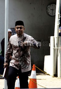 Mengenakan batik warna cokelat, Tamsil tiba di gedung KPK, JL Rasuna Said, Jakarta, sekitar pukul 09.30 WIB. Ramses/detikFoto.