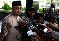 Setibanya di gedung KPK, Tamsil langsung diberondong pertanyaan terkait tersangka Haris.