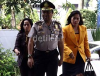 AKBP Teddy Rusmawan mendatangi gedung KPK dengan didampingi kuasa hukumnya. Ramses/detikFoto.