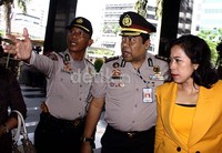 AKBP Teddy Rusmawan tidak berkomentar saat diberondong pertanyaan. Teddy langsung bergegas masuk gedung KPK. Ramses/detikFoto.
