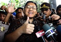 Anas mengacungkan jempolnya saat memberikan keterangan pers di KPK. Ramses/detikFoto.