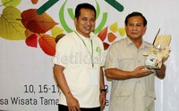 Prabowo mendapat kenang-kenangan dari penyelenggara kampanye, Fery Juliantono.