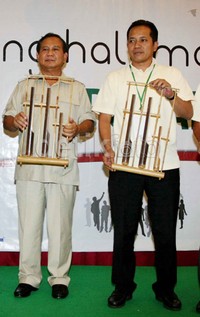 Prabowo mencoba bermain angklung dalam acara tersebut.