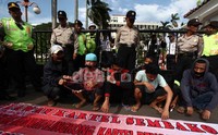 Aksi ini dijaga sejumlah polisi.