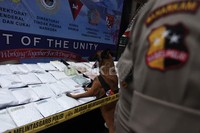 Jaringan ekstasi internasional ini diungkap hasil kerjasama tim gabungan yang terdiri dari Tim Satgas Ditnarkoba Bareskrim Polri, Ditresnarkoba Polda Metro Jaya, Sat Brimob Polri, BNN dan Ditjen Bea dan Cukai.