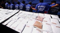 Polisi menangkap sembilan tersangka dengan barang bukti sebanyak 400 ribu butir ekstasi berbagai jenis, dua buah mobil boks, empat buah kompresor dan sembilan buah telepon seluler.
