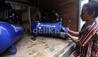 Kompresor dan mobil boks yang berhasil disita juga ditunjukan kepada wartawan.