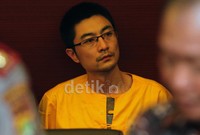 Alanshia ditangkap Kamis (14/3) di Surabaya. Saat ditunjukan kepada wartawan ia tampak tenang.