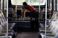 Tempat duduk yang rusak juga diganti.