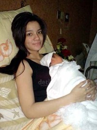 5 Selebriti Muda Penyandang Status Hot Mom