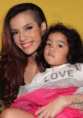 5 Selebriti Muda Penyandang Status Hot Mom