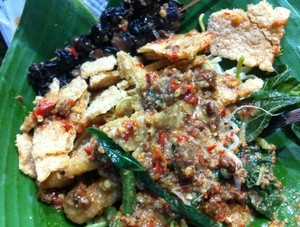 Wah, Sedepe Jajan Pecel Plus Sate Keong Racikan Mbok Sador!