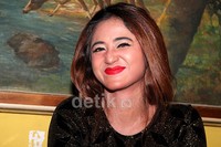 Depe pun mengatakan, pacar barunya itu cemburu saat melihat foto dirinya dan Saipul Jamil berbaju pengantin yang beredar baru-baru ini.