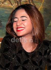 Depe terlihat lebih bahagia setelah punya pacar baru.