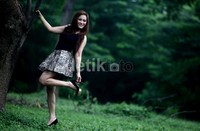 Ia tampil dibalut atasan hitam dan rok bermotif leopard.