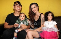 Sheila dan Kiki kompak tampil serba hitam.