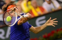 Federer berusaha mengembalikan bola saat melawan Nadal di Indian Wells Tennis Garden. (AFP/Frederic J. Brown).