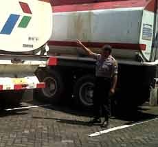 Polisi Amankan Dua Truk Pertamina Kencing Sembarangan di Gempol