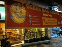 Bebek Mak Nyooss yang berlokasi di jalan Madrasah, Cilandak. Bebeknya disajikan dengan berbagai olahan bumbu yang meresap dan gurih. Sambal mercon tanpa terasi dan sambal ijopun menjadi pilihan sambal cocol yang pedes mantap!
