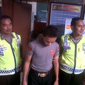 Polantas Gadungan Ini Ambil Gadget Cewek Fesbuker