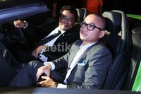 Frank mendapat hadiah mobil kencang Italia itu setelah dia menamatkan kuliah hukum di Kent University, Inggris.