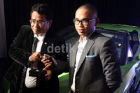 Hotman Paris menyerahkan kunci mobil ke Frank Alexander Hutapea.