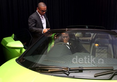 Anak Lulus Kuliah, Hotman Paris Hadiahi Lamborghini