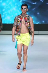 Jakarta, Indonesia - 16 Februari. Samuel Wattimena Kalvt. Indonesia Fashion Week 2013 at Jakarta Convention Center. 16 Februari 2013. Senayan. Jakarta. [Foto: Mohammad Abduh/Wolipop]