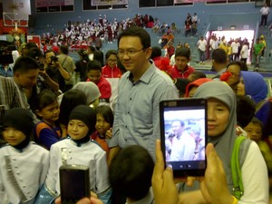 Ahok Tepuk Tangan Saksikan Pertarungan UI vs RGP di GOR Soemantri
