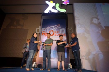 Pembeli pertama menerima BlackBerry Z10 dari GM Brand and Marketing Communication XL Axiata Ayu Tantri Sutopo dan Senior Manager Product Abdul Muiz.
