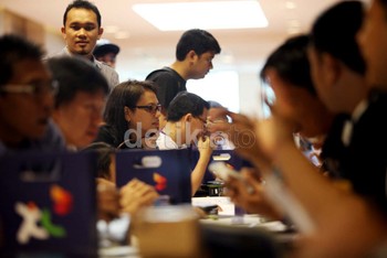 Tak sedikit dari pembeli yang langsung mengaktifkan dan bermain BlackBerry Z10 untuk merasakan kehebatannya.