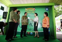     Veronica Tan bersama Direktur Dairy Business PT Nestle Indonesia Jason Avancena membuka acara 'Gebyar Posyandu Peduli Tumbuh-Aktif-Tanggap (TAT).