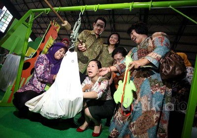 Istri Wagub DKI Timbang Balita
