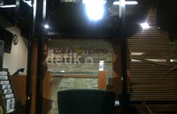 Para pelaku yang diduga pemuda yang tinggal di sebelah kantor Tempo itu membawa senjata seperti samurai, golok dan kayu.