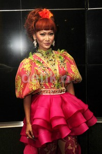 Rambutnya kini yang berponi diwarnai merah menyala. Gusmun/detikFoto.