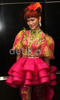 Inul memadukannya dengan pump heels berwarna lebih muda. Gusmun/detikFoto.