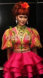 Gaya Glamor Inul Daratista