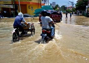 Kota Sampang Tergenang Banjir Kiriman, Jalur Menuju Omben Putus
