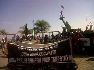 Warga Buleleng Bersihkan Sampah Plastik jadi Karya Seni