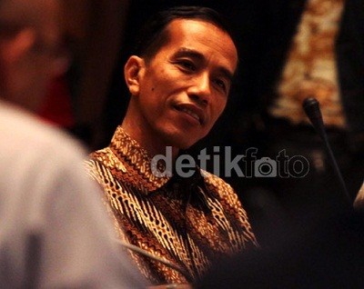Jokowi Pamer Ajudannya yang Lebih Kecil Darinya